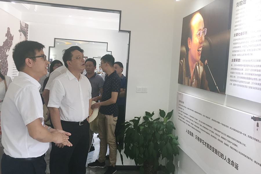 F:\2015-2018��OA�ļ� ���ӻ�ý�岥��ͼ���\2018-OA�ļ� ���ӻ�ý�岥��ͼ���\2018.07.31-���뵳У��У��������������б�����Դagׯ�м���\03.jpg